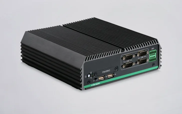 Máy tính công nghiệp không quạt Cincoze DE-1000 vỏ nhôm đen, mặt sau có 4 cổng COM DB9 và khối DIO terminal